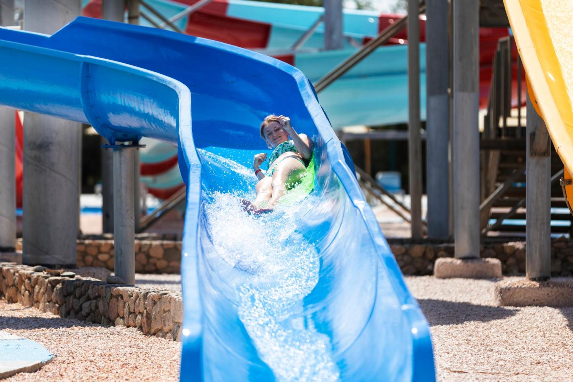 Xperience Kiroseiz Aquapark Premier-Naama Bay Hotel Sharm El Sheikk Exterior foto A child on a water slide